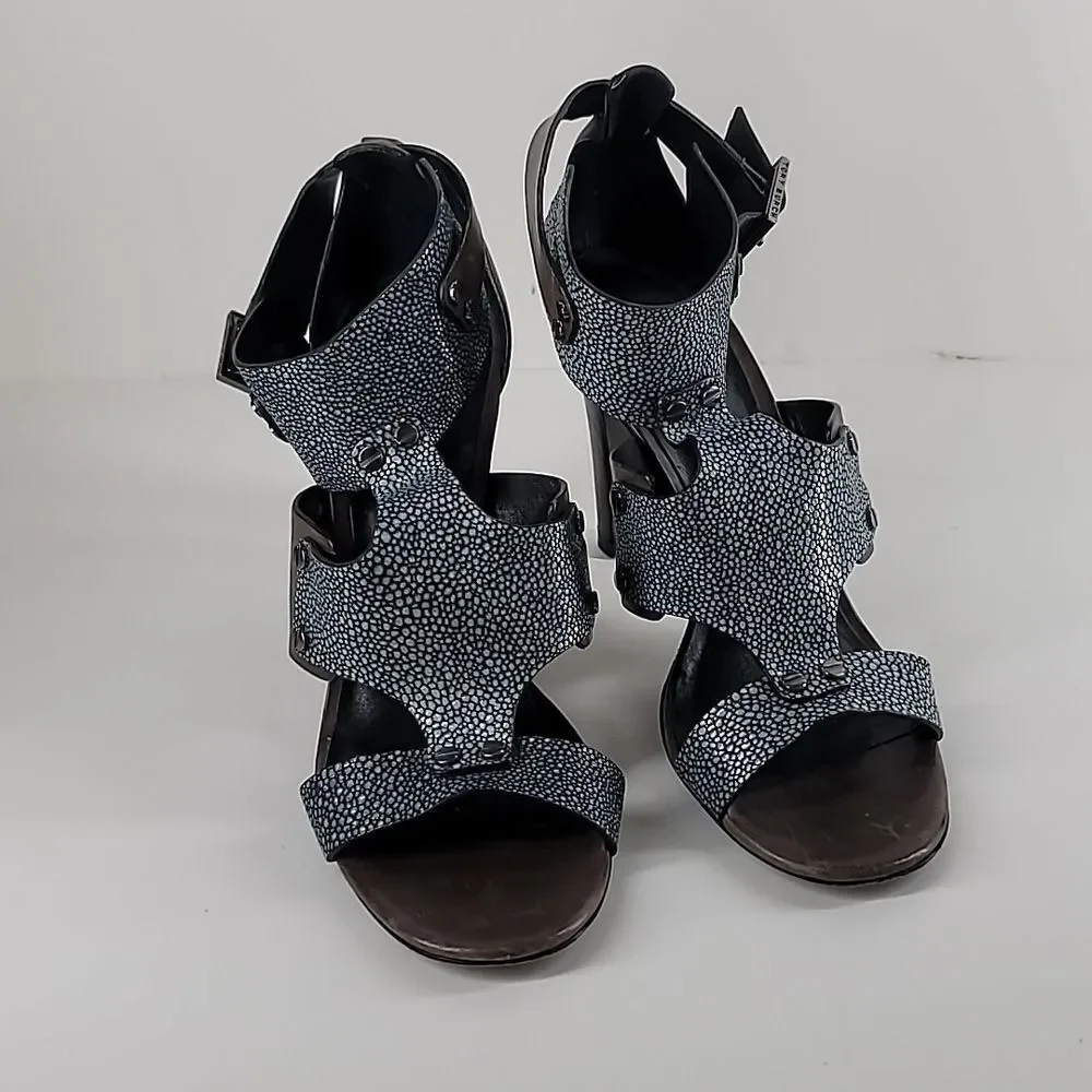 Tory Burch Teagan Stingray Brown Blue Leather Caged T Strap Sandal.
